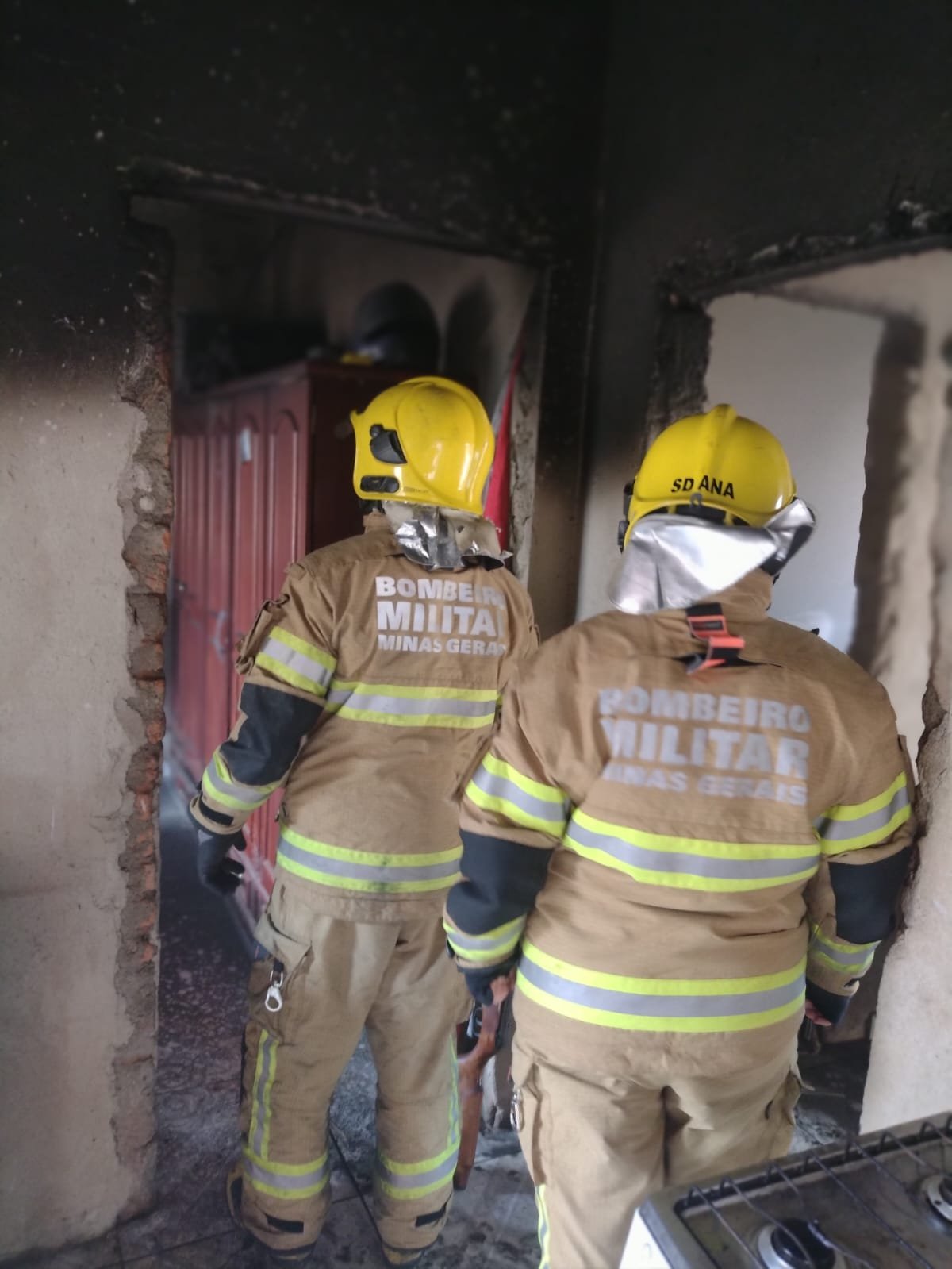 Fogo atinge geladeira e causa princípio de incêndio em casa no Santa