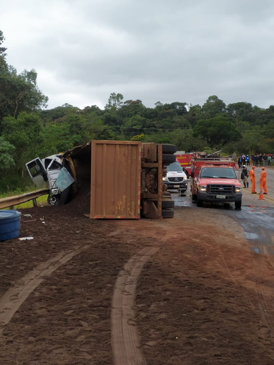 Carreta capota e motorista morre na MG-383, em Conselheiro Lafaiete, na  Região Central, Minas Gerais