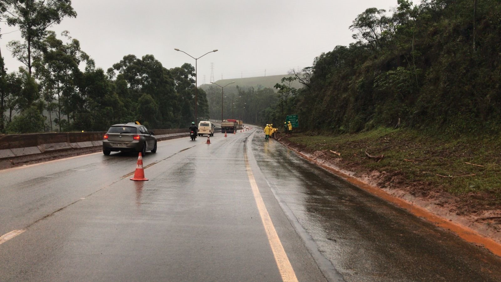 BR-251: trânsito é totalmente liberado após mais de 30h de interdição -  Gerais - Estado de Minas